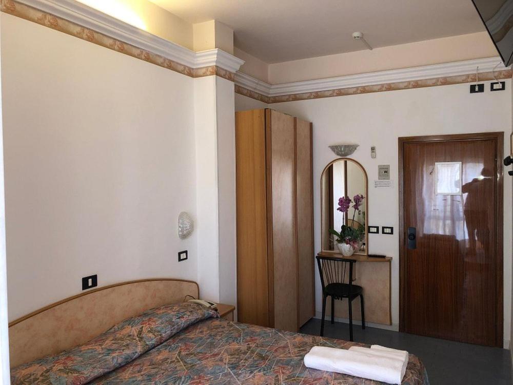Hotel Augustus Гаттео-а-Маре Экстерьер фото