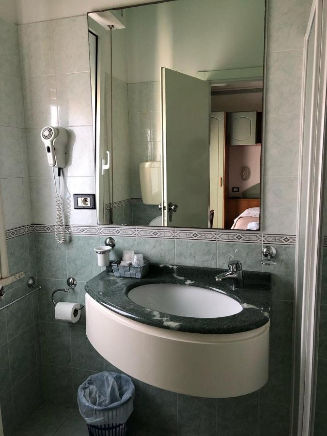 Hotel Augustus Гаттео-а-Маре Экстерьер фото