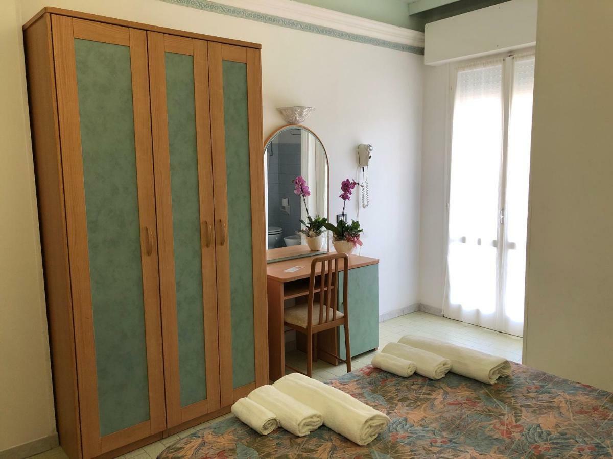 Hotel Augustus Гаттео-а-Маре Экстерьер фото