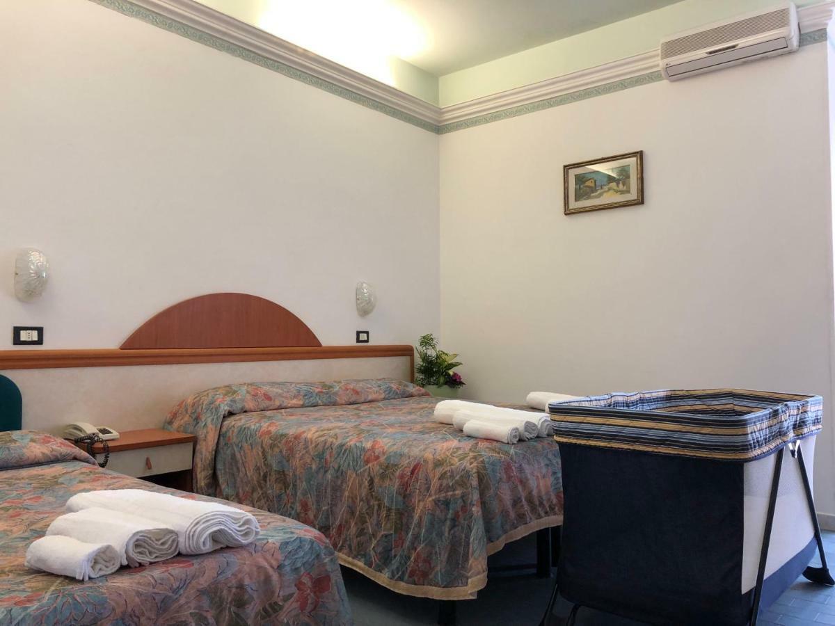Hotel Augustus Гаттео-а-Маре Экстерьер фото